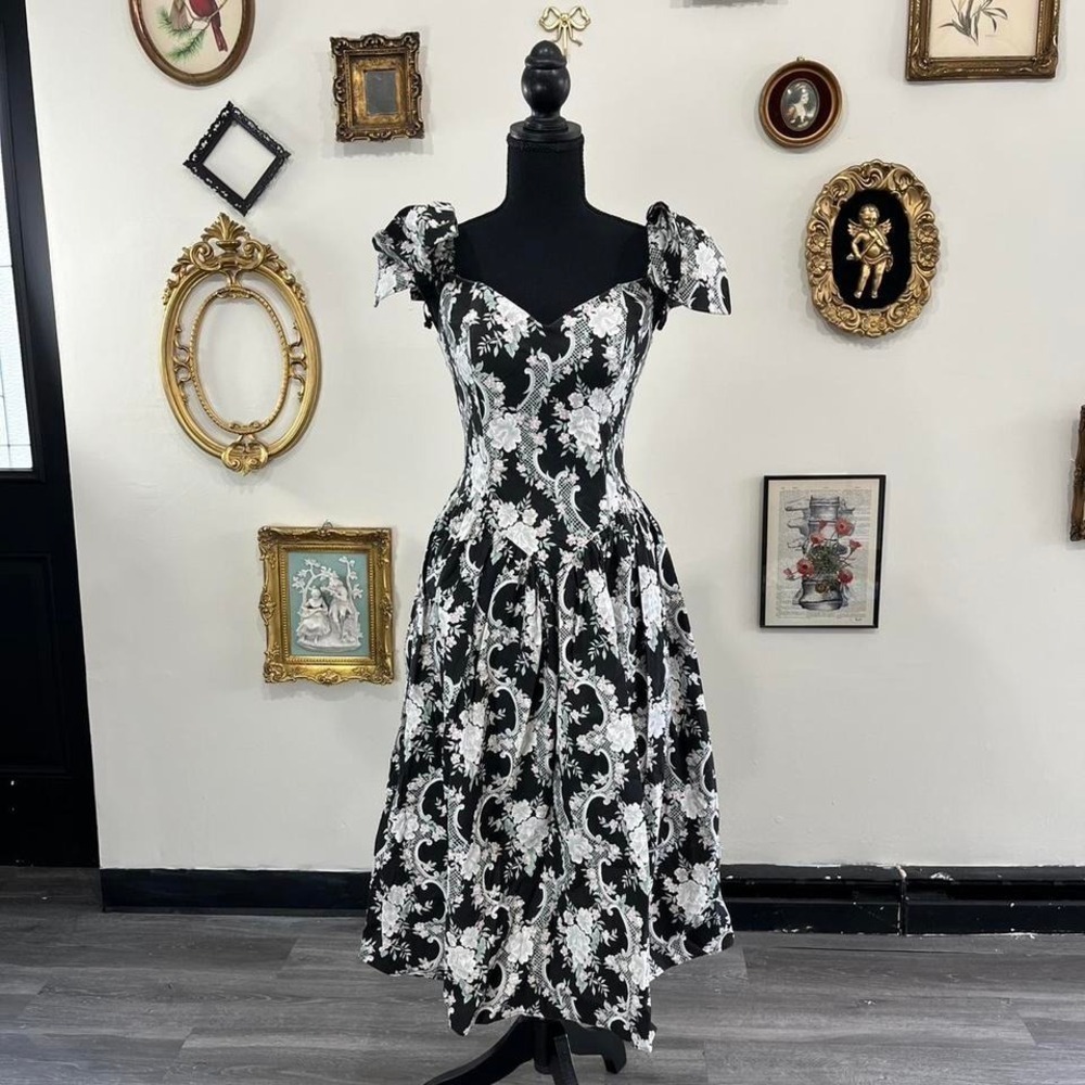 Vintage Jessica McClintock Gunne Sax Black & White Floral Puff Sleeve Dress